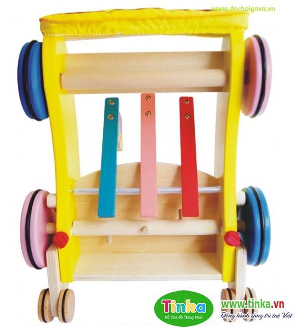 Xe bé tập đi