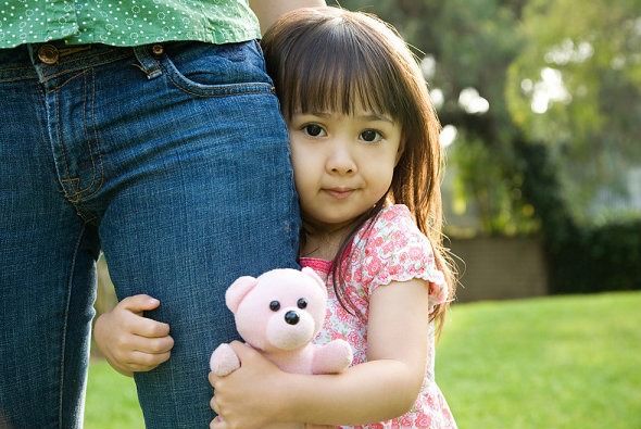 Làm thế nào để bé cải thiện được tính nhút nhát