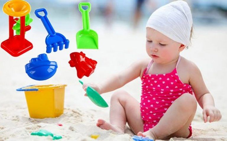 Đi biển, nên mang theo cho bé đồ chơi gì?