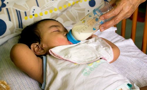 co-nen-cho-tre-sau-6-thang-bu-dem-hay-khong