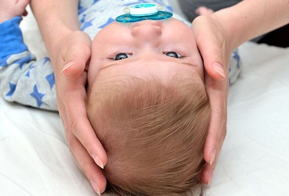 xoa-tre-bi-meo-dau-2